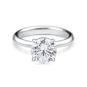 แหวนหมั้นเพชรทรงกลมเม็ดเดี่ยวขนาด 1 กะรัตขึ้นไป ผลิตด้วยเพชรที่เพาะเลี้ยงในห้องปฏิบัติการ พร้อมขอบแหวนแบบคมกริบ |   ทองคำขาว 18K สีเหลือง ขาว และสีโรสโกลด์ พร้อมแพลตตินัม - Product Image 1