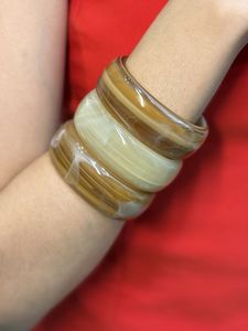 Brazalete de Resina Hecho a Mano con Patrón de Mármol Único para Mujer, Colección de Joyería de Moda - Product Image 1