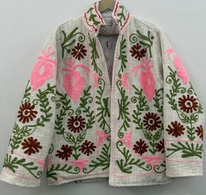 Manteau d'hiver blanc bohème Twin Feet avec broderie florale Suzani, veste en coton TNT coupe-vent, tricoté épais, col mandarin - Product Image 1