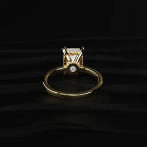 แหวนเพชรเม็ดเดี่ยวทรงเอเมอรัลด์ ความใสระดับ VVS-VS ประดับด้วยเพชรเหลือง 2.4 กะรัต พร้อมวงแหวนรอบเพชรสองชั้นแบบซ่อน สำหรับสไตล์หรูหรา - Product Image 3