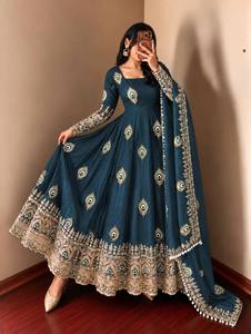 Robe Anarkali brodée vert foncé pour femme, longueur ras du sol, style traditionnel indien pakistanais, coupe ample, en soie extensible - Product Image 4