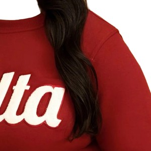 Sweat-shirt rouge à col rond pour femme Delta, broderie chenille 1913, coupe classique, hiver/automne/printemps, en coton tricoté et polaire - Product Image 5