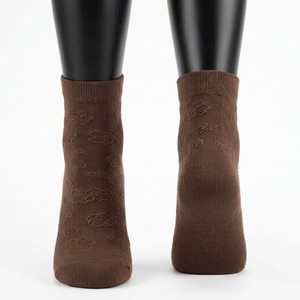 Chaussettes de sport marron haut de gamme en coton, polyester et élasthanne, tricot jacquard, chaussettes mi-mollet avec revers côtelé, logo personnalisé, OEM ODM, 140 GSM - Product Image 1