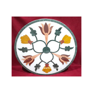 Plateau de table octogonal en marbre blanc naturel avec incrustations de fleurs faites à la main, surface lisse et brillante, utilisé comme table basse dans un hôtel - Product Image 5