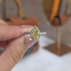 Bague de fiançailles de luxe en or bicolore 14 carats avec halo pavé de diamants jaunes fantaisie de 1,5 carat de taille poire, cultivés en laboratoire, pour femme - Product Image 2