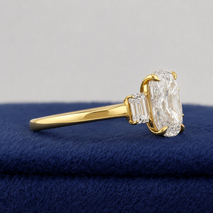 Bague de fiançailles à trois pierres en diamant de laboratoire certifié IGI, 3 carats, taille coussin et taille émeraude, provenant de mines anciennes, monture de luxe en or 14K - Product Image 3
