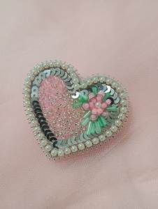 Broche Bordado a Mano con Diseño Floral y Botánico Detallado - Product Image 1
