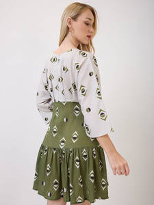 Robe évasée à imprimé géométrique vert, col en V, manches trois-quarts évasées, longueur midi, taille naturelle, en tissu mousseline écologique - Product Image 2