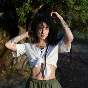 Camisa Boho Blanca Hecha a Mano de Rayón con Botones de Coco, Top Ligero de Verano, Transpirable y de Corte Holgado - Product Image 4