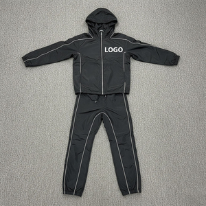 Survêtements en nylon noir personnalisés avec logo OEM, vêtements streetwear en polyester, ensemble survêtement avec veste coupe-vent et pantalon pour hommes - Product Image 1