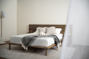 Base de Cama Queen Estilo Nórdico de Mediados de Siglo con Mesitas de Noche de Madera y Cabecero Ancho Extendido, Acabado Minimalista en Nogal - Product Image 5
