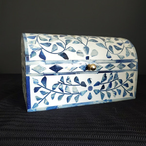 Boîte à bijoux en résine noire et blanche incrustée, élégante boîte de rangement artisanale pour bagues, boucles d'oreilles et souvenirs, boîtes à mouchoirs en provenance d'Inde en vente - Product Image 2