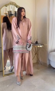 ชุดออกงานดีไซน์ใหม่ สีชมพูอ่อน 3 ชิ้น ผ้าจอร์เจตต์เนื้อหนา พร้อมผ้าคลุมไหล่ ปักลายประดับเลื่อม - Product Image 4