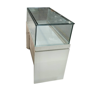 Vitrina Rectangular Blanca para Exhibición en Tiendas, con Tapa de Vidrio y Acabado Metálico Sólido en la Parte Posterior, Diseño Duradero para Uso en Comercios - Product Image 1