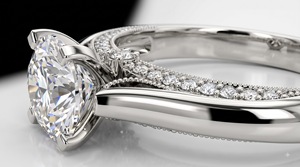 Bague de fiançailles et de mariage classique solitaire 1 carat en diamant, plaqué or rhodié, avec pont pavé dissimulé et sertissage à quatre griffes, OEM ODM personnalisé - Product Image 4