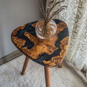 Table d'appoint en bois et résine de style rivière, pièce décorative artisanale pour la décoration de la maison - Product Image 1