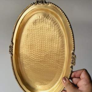 Magnífica bandeja de latón para servir, perfecta para grandes celebraciones, ofrece una presentación impresionante para alimentos y bebidas. - Product Image 4