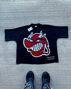 เสื้อยืดโอเวอร์ไซส์สตรีทแวร์ปักโลโก้คริสตัลแบบกำหนดเอง ผ้าคอตตอนหนานุ่ม ทรงบ็อกซี่ ฟิตสำหรับผู้ชาย สีขาว ทรงครอป ไหล่ตก พิมพ์ลายกราฟิกวิบวับ - Product Image 1