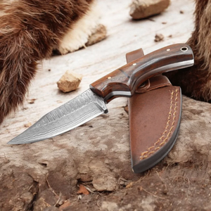 Couteaux de chasse en acier Damas faits à la main, lames fixes personnalisées, couteaux de camping d'extérieur avec manche ergonomique en bois et étui en cuir - Product Image 1