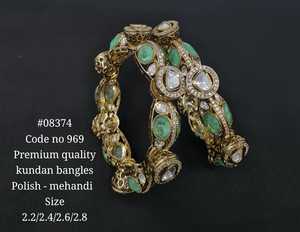 กำไลข้อมือคุณภาพพรีเมียมแบบ Kundan สีเขียวและสีขาว ประดับด้วยหิน ดีไซน์ทันสมัย เหมาะสำหรับงานปาร์ตี้และงานแต่งงาน - Product Image 2