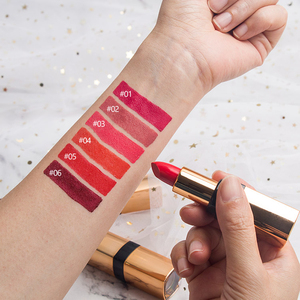 ลิปสติกเนื้อกำมะหยี่ 6 เฉดสี ติดทนนาน ให้ความชุ่มชื้น สีสวยแบบซาติน พร้อมกล่องสีทองสุดหรู - Product Image 1