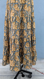 Jupe longue à volants élégante de style bohème, en coton respirant beige, motifs inspirés de la technique de la main sur tissu. - Product Image 3