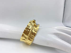 Brazalete de moda de Latón chapado en oro atemporal estilo religioso clásico para ocasiones especiales de mujeres como bodas y fiestas - Product Image 2