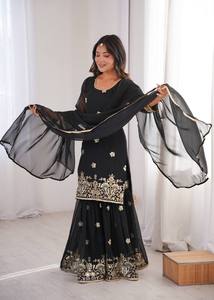 Traje Kurta Sharara de Diseñador en Georgette con Bordado de Lentejuelas, Detalle de Dori en la Espalda, Parte Inferior Fluida y Dupatta Coordinada para Mujer - Product Image 2