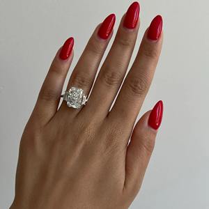 Anillo de Compromiso de Tres Piedras con Diamante Cultivado en Laboratorio de Corte Radiante de 8.60 Quilates _ Piedras Laterales Cadillac _ Certificado IGI _ Oro de 18k - Product Image 1