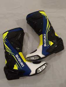 Bottes de moto Suzuki mi-mollet, fermeture éclair synthétique, résistance à l'abrasion, semelle extérieure en caoutchouc, semelle intermédiaire en EVA, doublure en mesh, toutes saisons - Product Image 1