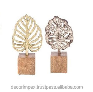 Pure Home and Living, Monstera Leaf Stand Centrrepiece Gold Clean usando parte suave y seca del conjunto. - Product Image 6