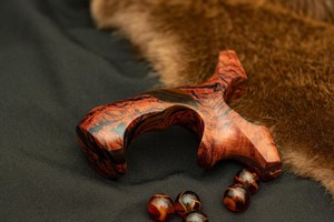 Slingshot en acier inoxydable avec motif grainé rouge intense et billes ambrées pour usage extérieur - Product Image 4