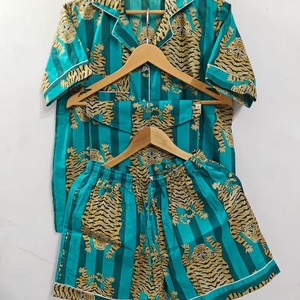 Ensemble de pyjama en satin vert imprimé tigre pour femme, manches courtes, boutonnage frontal, tenue de nuit d'été, short taille mi-haute tendance - Product Image 4