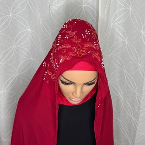 Pañuelo Hijab Floral Bordado Rojo Hecho a Mano para Mujer, de Seda, Forma Cuadrada, para Uso en Actuaciones, Tela Elástica, Bordado con Aguja - Product Image 3