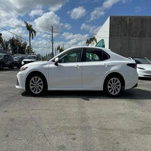 Camry d'occasion et neuve 2020-2022, intérieur foncé, sièges en cuir, pneus R15, bon état, prête à être expédiée immédiatement - Product Image 5