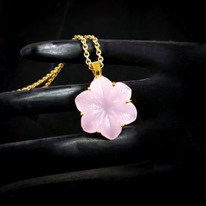 Collar con colgante de flor de calcedonia rosa tallada a mano para mujer, con gema de calcedonia rosa, venta al por mayor - Product Image 6