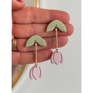 Pendientes de Resina Elegantes con Acabado Brillante, Diseño Moderno, Duraderos, Joyería de Lujo Hecha por Artesanos Expertos - Product Image 3