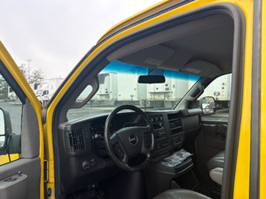 Fourgon utilitaire commercial d'occasion en excellent état, modèle 2019/2022, propulsion arrière, 6.6L V8, véhicule de livraison - Product Image 3