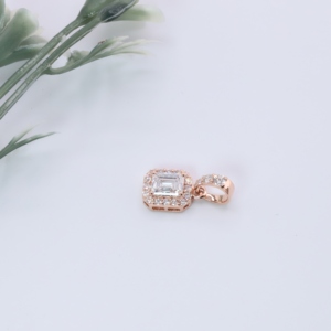 Collier Pendentif Classique en Or Rose pour Femme avec Diamant de Laboratoire Taille Émeraude et Micro-Pavé, Idéal pour Fiançailles et Mariage, Bijou Fin - Product Image 2