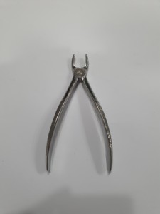Pinzas para Dientes del Sabiduría Superiores BK Industries, Acero Inoxidable, Agarre Moleteado Plateado, Instrumento Quirúrgico Manual Clase I - Product Image 1