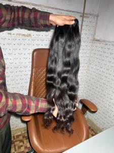 Extensions de cheveux naturelles authentiques à ondulations naturelles avec une finition ultra-douce et une texture réaliste pour des looks ondulés naturellement fluides - Product Image 5