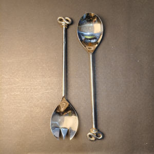 ชุดช้อนส้อมสลัดสแตนเลสสตีล 2 ชิ้น ดีไซน์ปมอินฟินิตี้ ด้ามยาว ขัดเงาแบบกระจก - Product Image 2