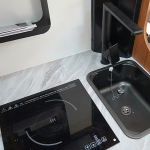 Mini-caravane de luxe moderne pour 4 personnes, avec cuisine, salle de bain et espace de couchage, idéale pour les voyages d'aventure. - Product Image 3