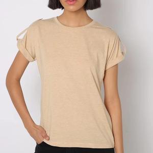 เสื้อยืดแขนสั้นคอโอเวอร์ไซส์สีเบจสำหรับผู้หญิง ทรงปกติ ผ้าเจอร์ซีย์ผสมคอตตอนและโพลีเอสเตอร์ สีพื้น สไตล์วินเทจ เป็นมิตรต่อสิ่งแวดล้อม - Product Image 3
