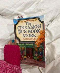 La librería The Cinnamon Bun: Todo lo que se necesita es un poco de azúcar y especias, de Laurie Gilmore, novela en inglés - Product Image 2