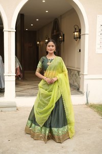 Lehenga Choli en soie élégante avec bordure tissée Zari et dupatta en tissu sergé pour femmes - Product Image 5