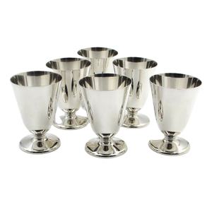 Verre à vin en métal massif avec une surface lisse et un look élégant, conçu pour les bars, les restaurants ou les occasions festives - Product Image 1