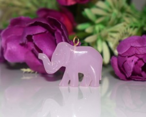 Pendentif éléphant de créateur avec serti clos de pierres précieuses, breloque animale, style bohème, plaqué or 18 carats, certifié IGI, 7,2g, pour soirée et mode - Product Image 2