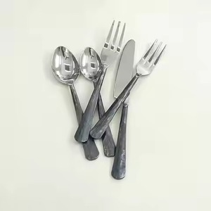 Ensemble de couverts en métal moderne, cuillère, fourchette, couteau de luxe, vaisselle pour des expériences culinaires contemporaines - Product Image 2