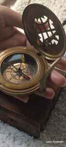 Brújula de Bolsillo Metálica Antigua con Estuche de Cuero, Diseño Grabado, Acabado Pulido - Regalo Náutico Marítimo Hecho a Mano para Coleccionistas - Product Image 6